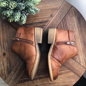 Brown leather toddler girl booties size 8 guc